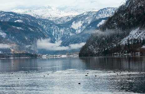 高山冬季湖景