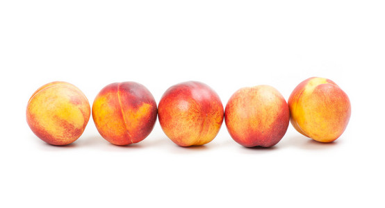 成熟的桃子水果被隔绝在白色