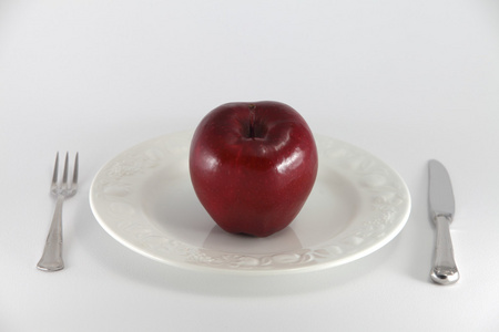 上一个白盘子里的苹果