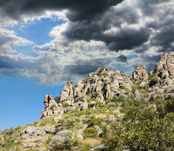 不寻常的山 landscape.cliffs 异想天开的形式背景的戏剧性的天空