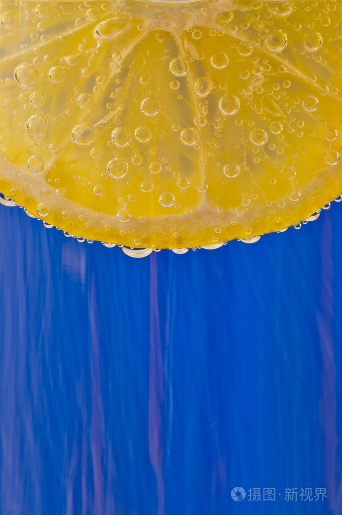 蓝色背景上的柠檬