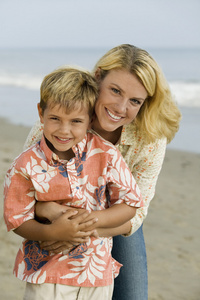 母亲和儿子在海滩上