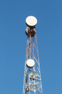 电信塔与许多碟形卫星天线