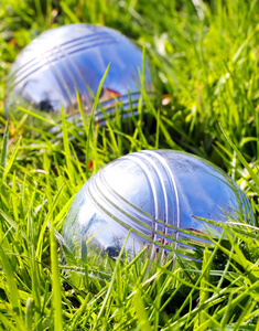 滚球游戏在绿色的草地上滚球.密切联系浅景深照片