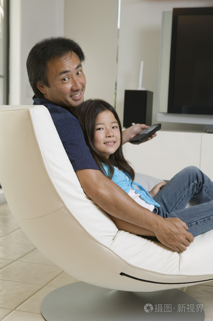 父亲和女儿准备看电视