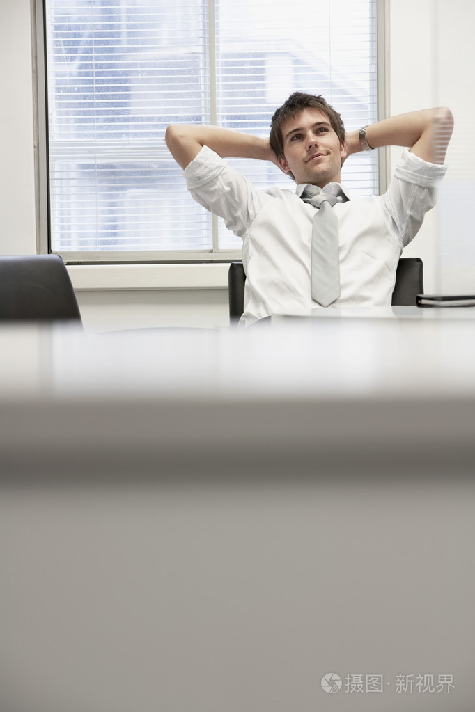 斜躺在办公椅上的商人