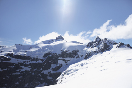 终年积雪的山峰