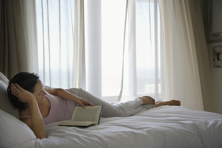 女人在床上阅读