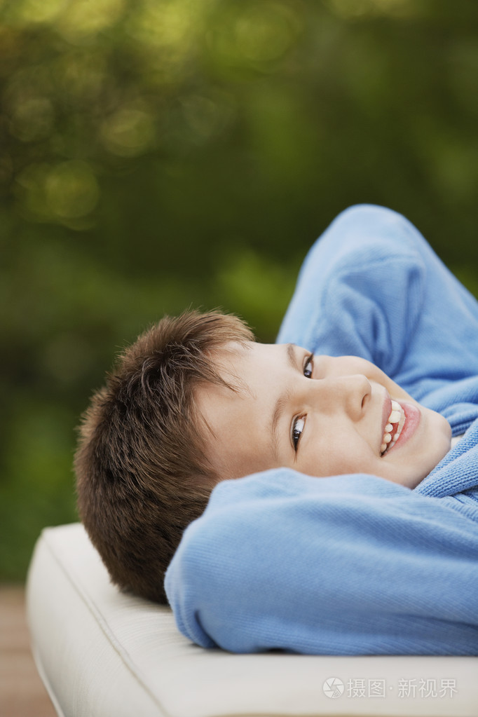 躺着的小男孩照片-正版商用图片1dkrqw-摄图新视界