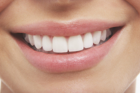 女人的嘴巴完美的牙齿