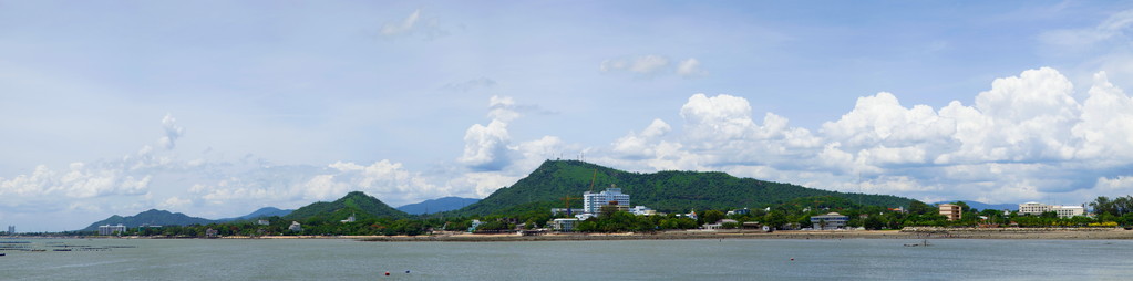 全景海岸和山