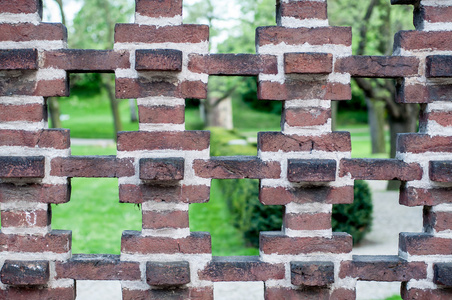 在公园里的砖围墙照片