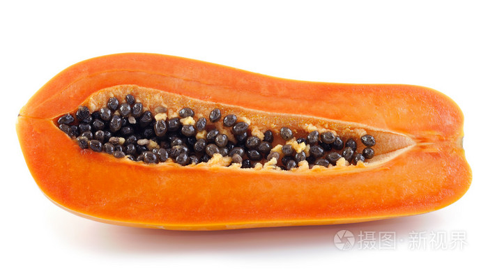 在白色背景上的新鲜成熟多汁木瓜切片