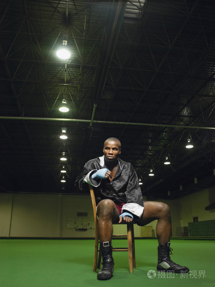 肌肉发达的非洲裔美国拳击手