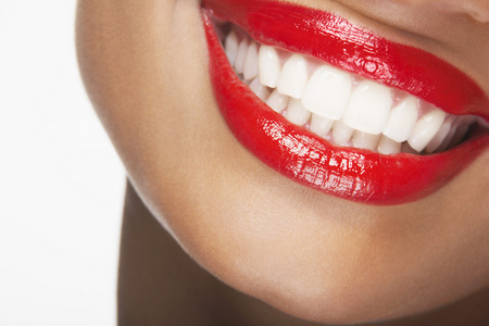 红色的唇膏是面带笑容的嘴