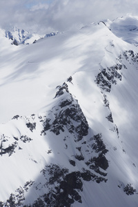 在雪底下的山峰