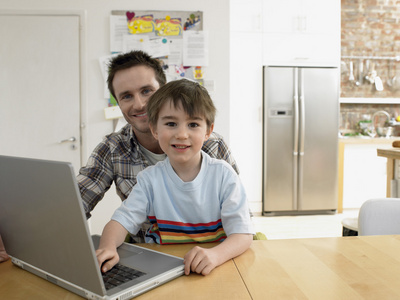 父亲和儿子使用的便携式计算机