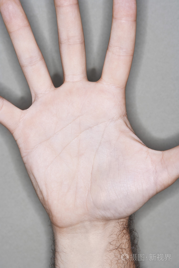 显示伸出来的手的男人