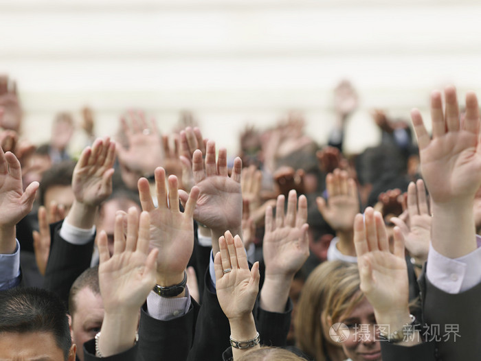 举手的人群