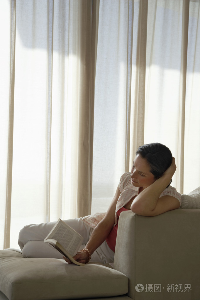 女人在沙发上休息照片-正版商用图片1dkze2-摄图新视界