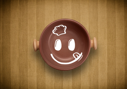 快乐卡通笑脸多彩的菜盘子照片