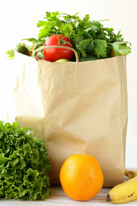 组的不同方便食品 蔬菜水果 在一个纸袋