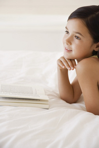 女孩在床上看书