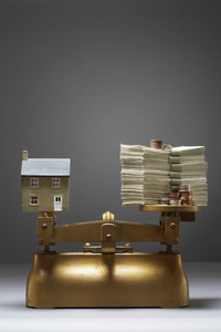 房子模型和磅秤上的钱图片