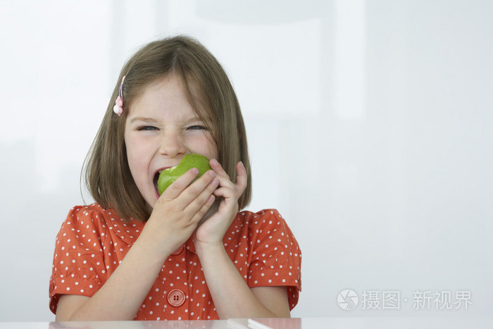 女孩咬苹果