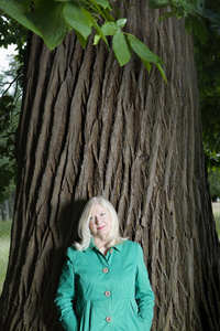 女人站在一棵树下