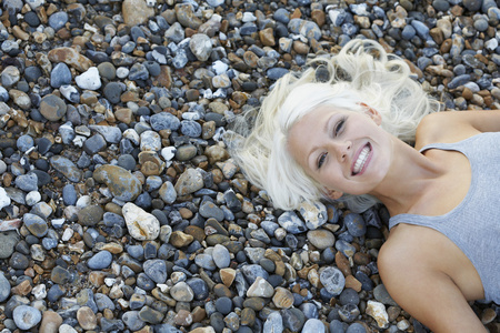女人躺在海滩上
