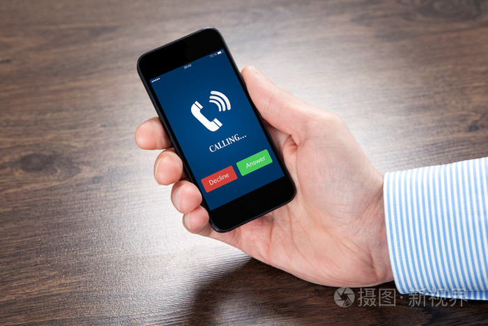 商人拿着电话和蓝色屏幕和电话响起