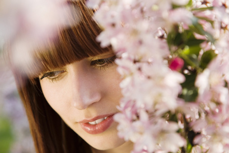 女人下开花的树