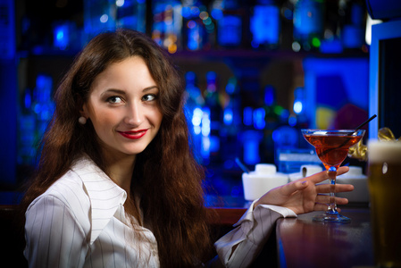 年轻女子在酒吧