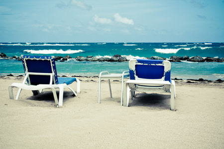 组的躺椅上平静的海滩