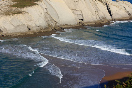 沿海风景与蓝色的大海和美丽的悬崖