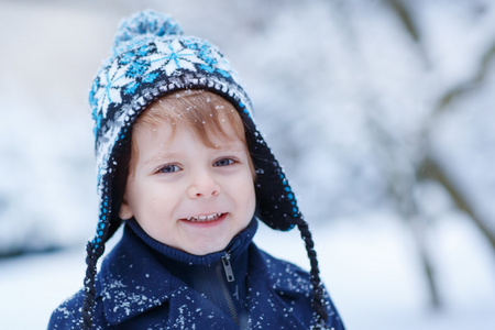 蹒跚学步的小男孩玩雪户外美丽无线