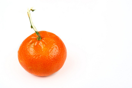 1克莱门汀橘子。孤立在W型卧式格式