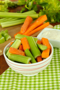 在上表特写碗蔬菜新鲜绿色芹菜