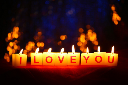 蜡烛与打印标志我爱你，对模糊背景灯