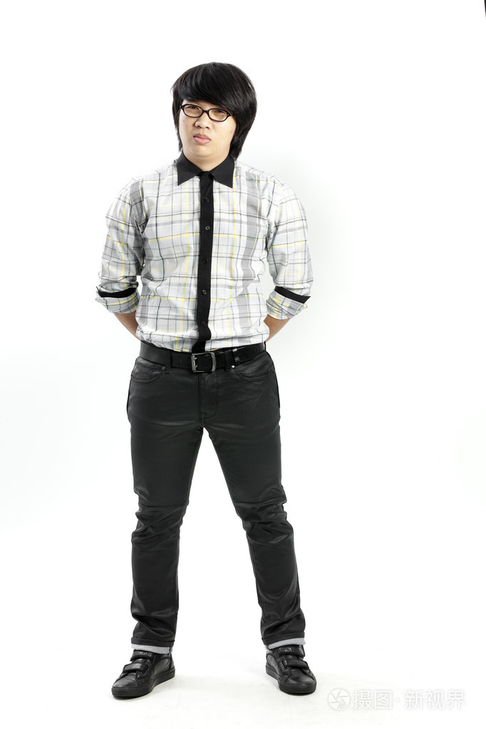 亚洲男子身穿休闲装在白色背景上孤立照片-正版商用图片1dli44-摄图新