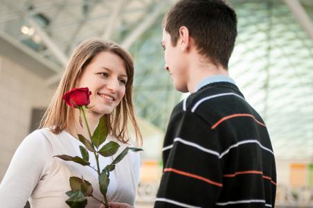 年轻男人一朵花交给女人