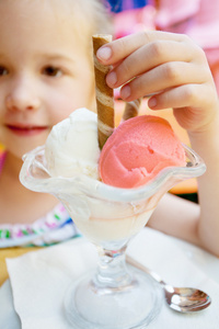 享受与脆奶油棒冰淇淋的小女孩