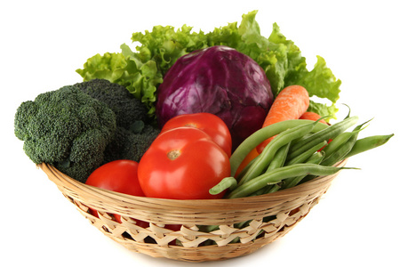 不同的蔬菜在孤立的白色衬底上的篮子里