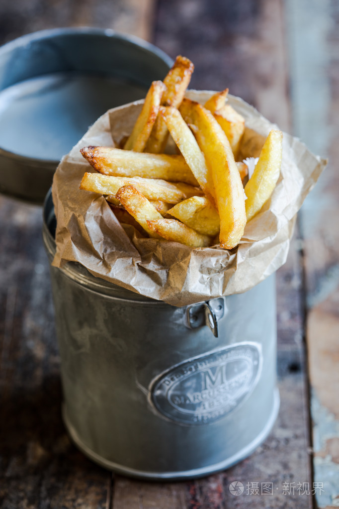 新鲜出炉的法式炸薯条