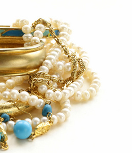 黄金 绿松石饰品和珍珠，白色的背景上