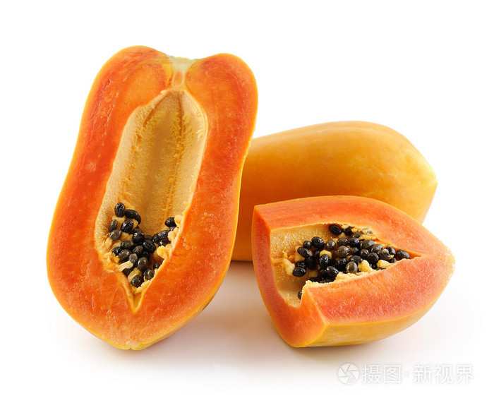 在白色背景上的新鲜成熟多汁木瓜切片