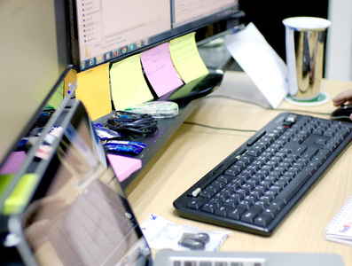 stickpersonal在工作场所的计算机照片