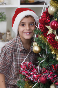 男孩站在圣诞树下