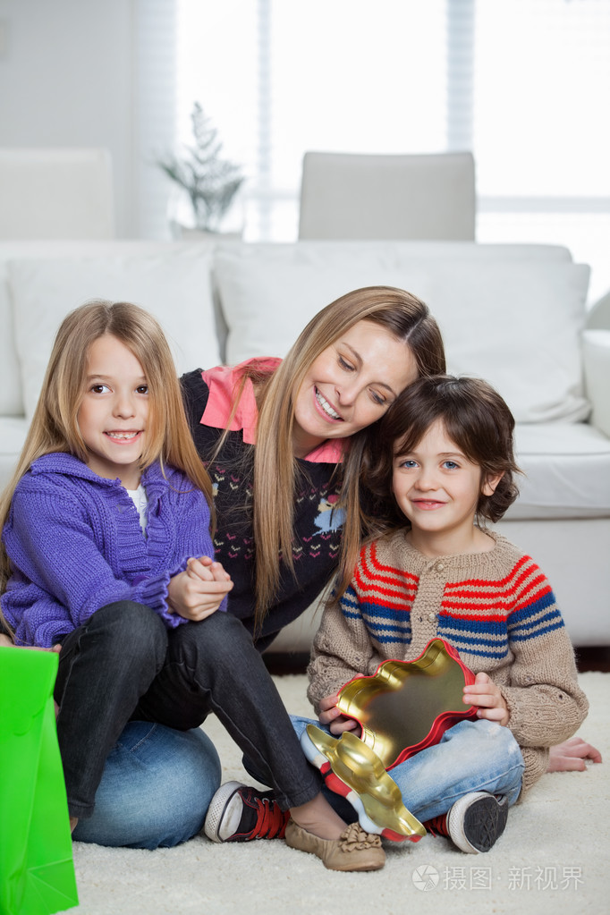 充满的母亲带着孩子在家里